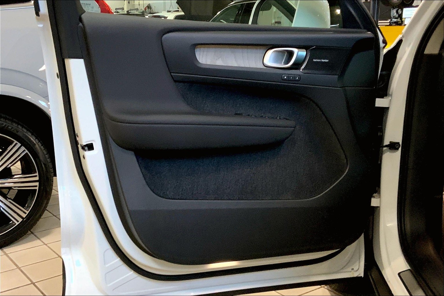 New 2025 Volvo XC40 Ultra SUV in Rockland #S2522142 | Ira Volvo